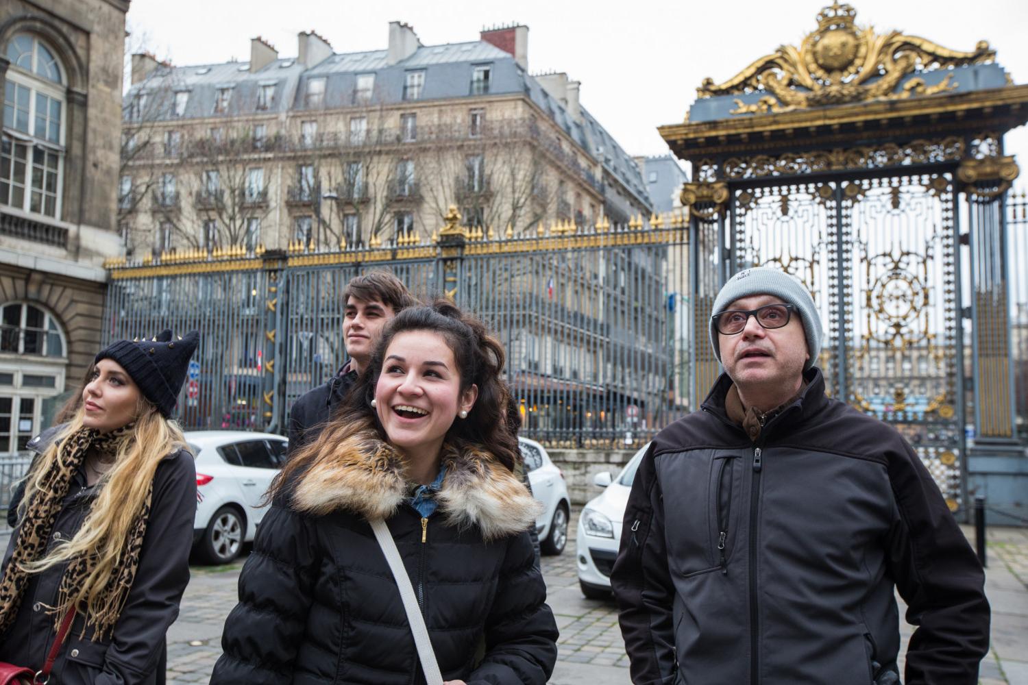 <a href='http://y.722728.com'>博彩网址大全</a> French Professor Pascal Rollet leads students on a study tour in Paris.